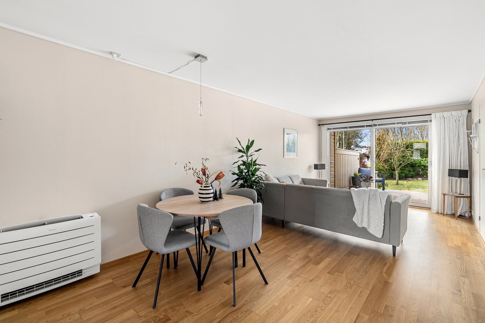 Stue med utgang til terrasse og hage, med doble terrassedører. Dørene er skiftet i nyere tid, og gir rommet mye lys. Galleribilde