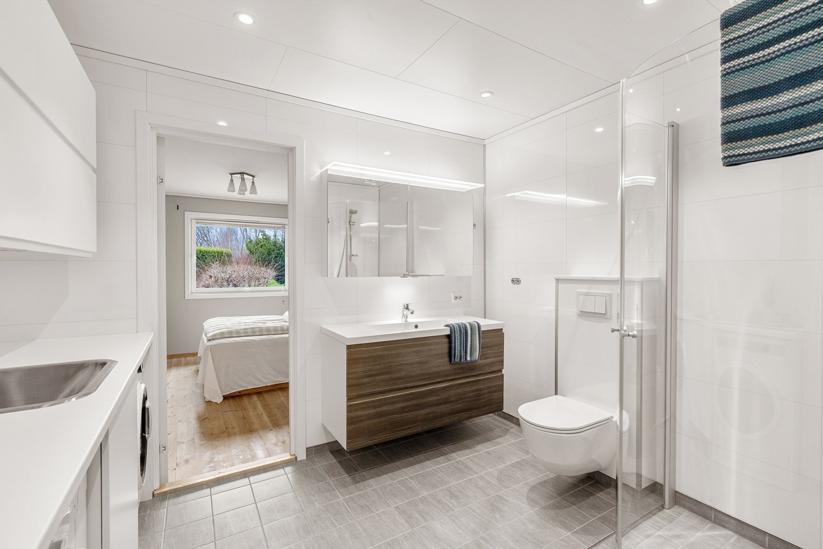 Oppgradert og flott bad med fliser på gulv. Varmekabler i gulv. Galleribilde