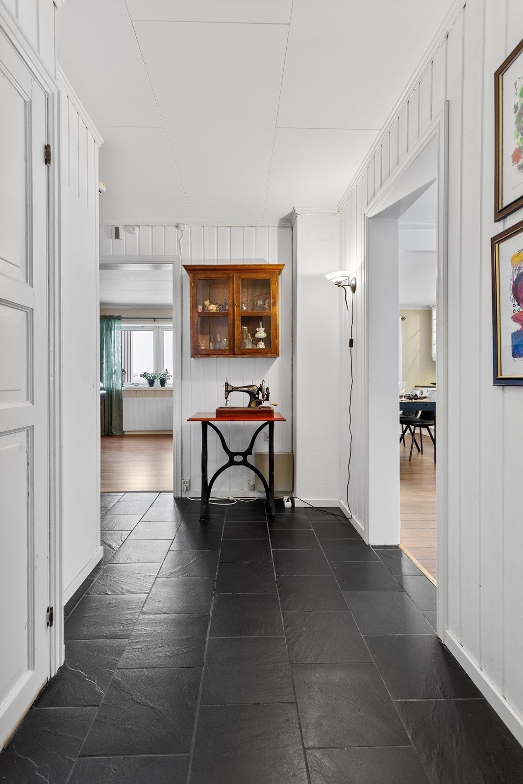 Innvendige overflater i 1. etasje: Fliser og laminat på gulv. Tapet, panel og malte vegger. Panel og plater i himling. Galleribilde