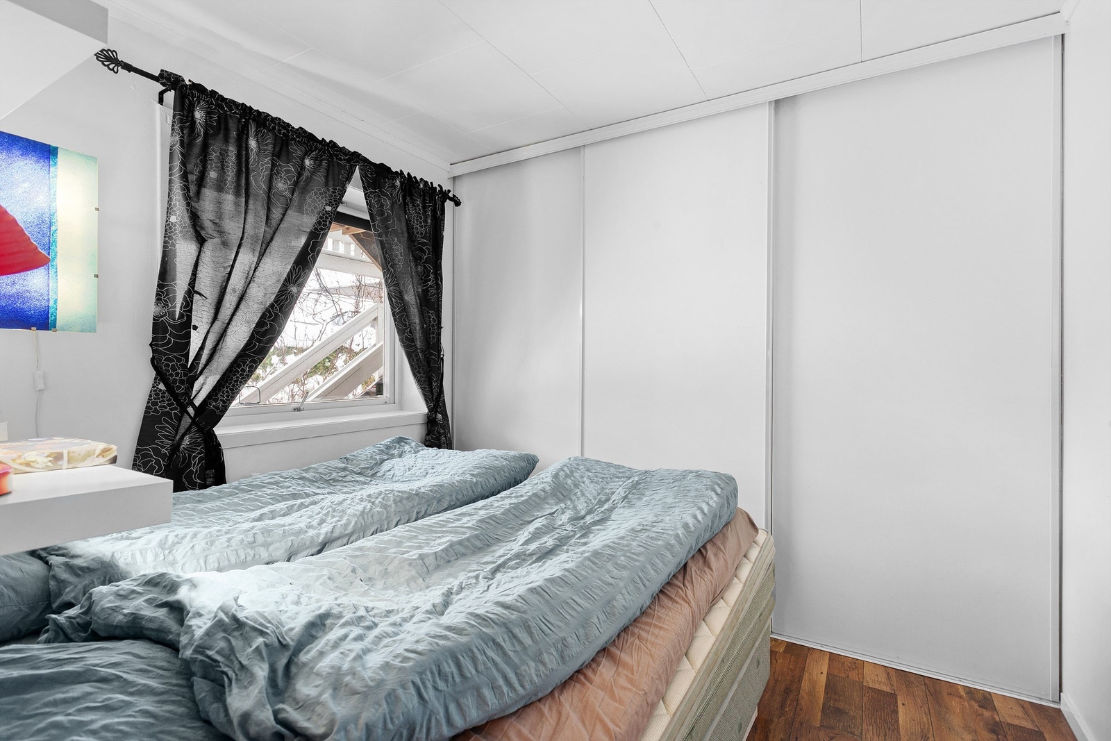 Soverommet i 1. etasjen er praktisk plassert med vindu ut mot baksiden av eiendommen Galleribilde