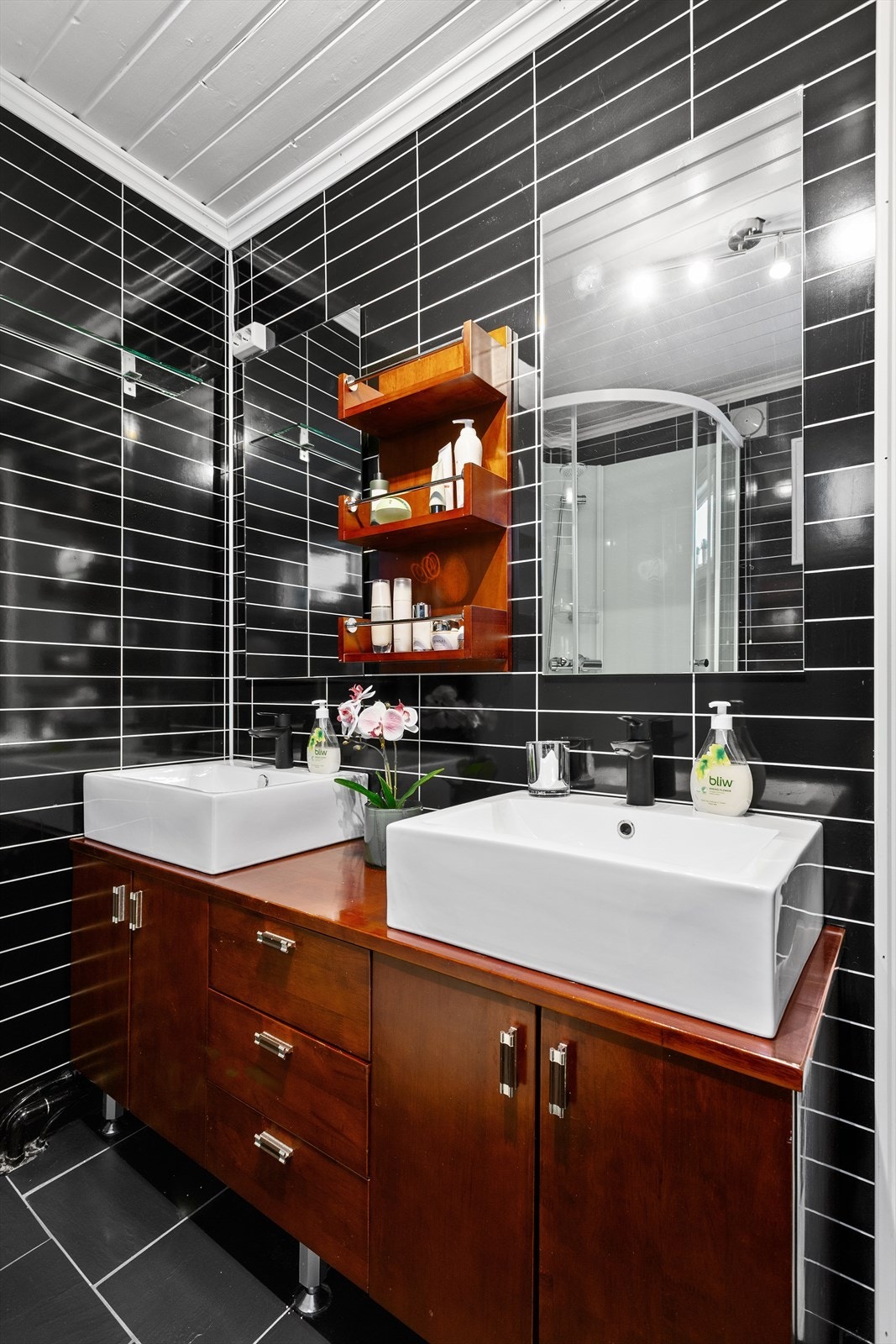 To toppmonterte servanter på benkeplate over servantinnredning i glatt utførelse Galleribilde