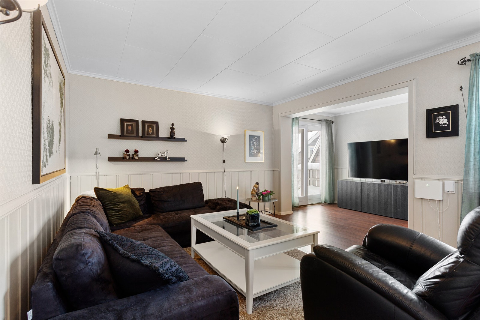 Fra stuen er det utgang til veranda Galleribilde