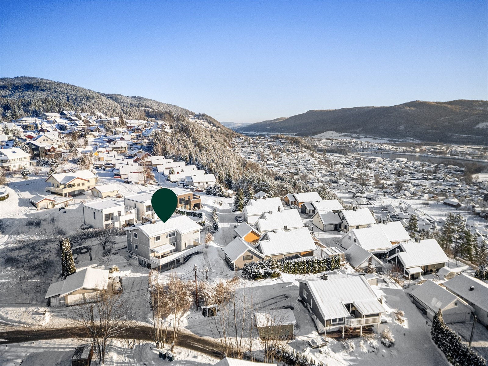 Det er praktisk avstand til dagligvarebutikk, buss, skoler og idrettsanlegg Galleribilde