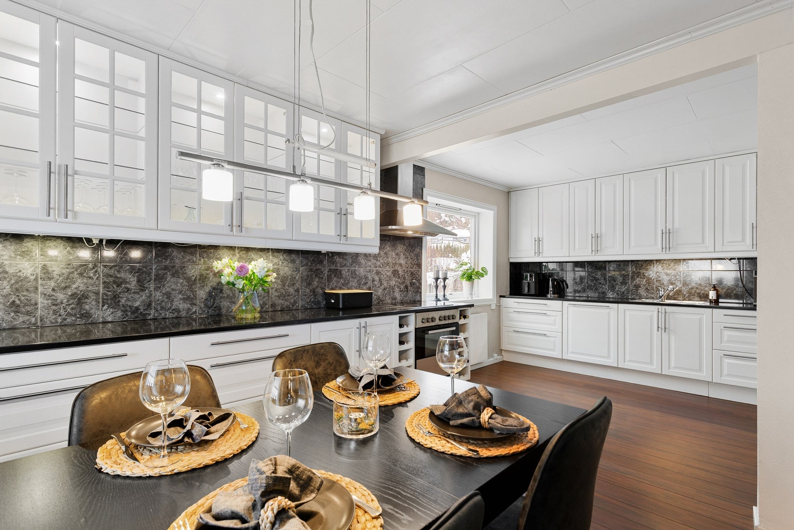 Over- og underskap samt vitrineskap i hvit utførelse Galleribilde