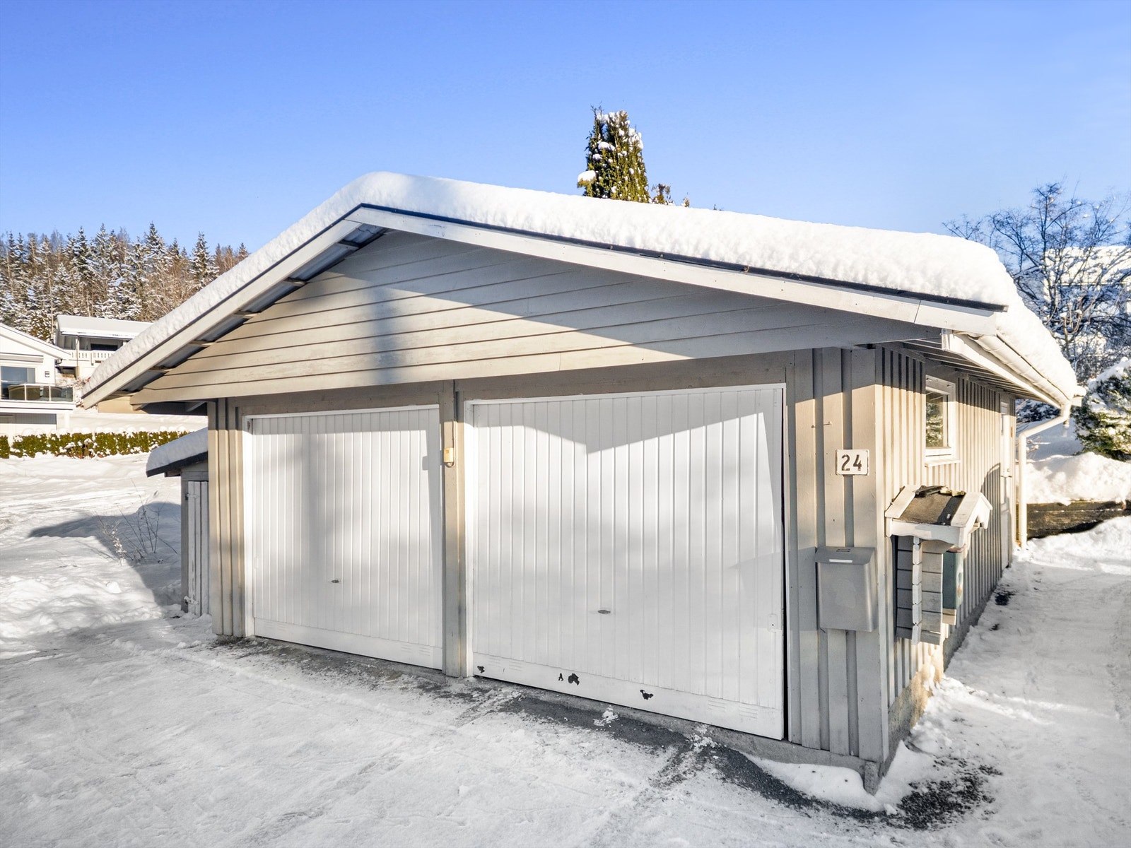 Med boligen følger en garasjeplass og en disponibel carport Galleribilde