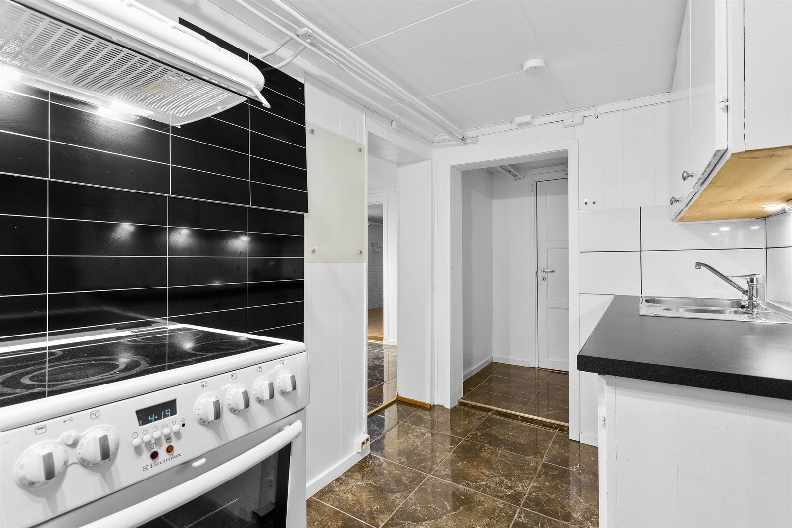 Flislagt felt samt Kitchenboard (e.l.) på vegger - Ikke bruksendret/omsøkt rom Galleribilde