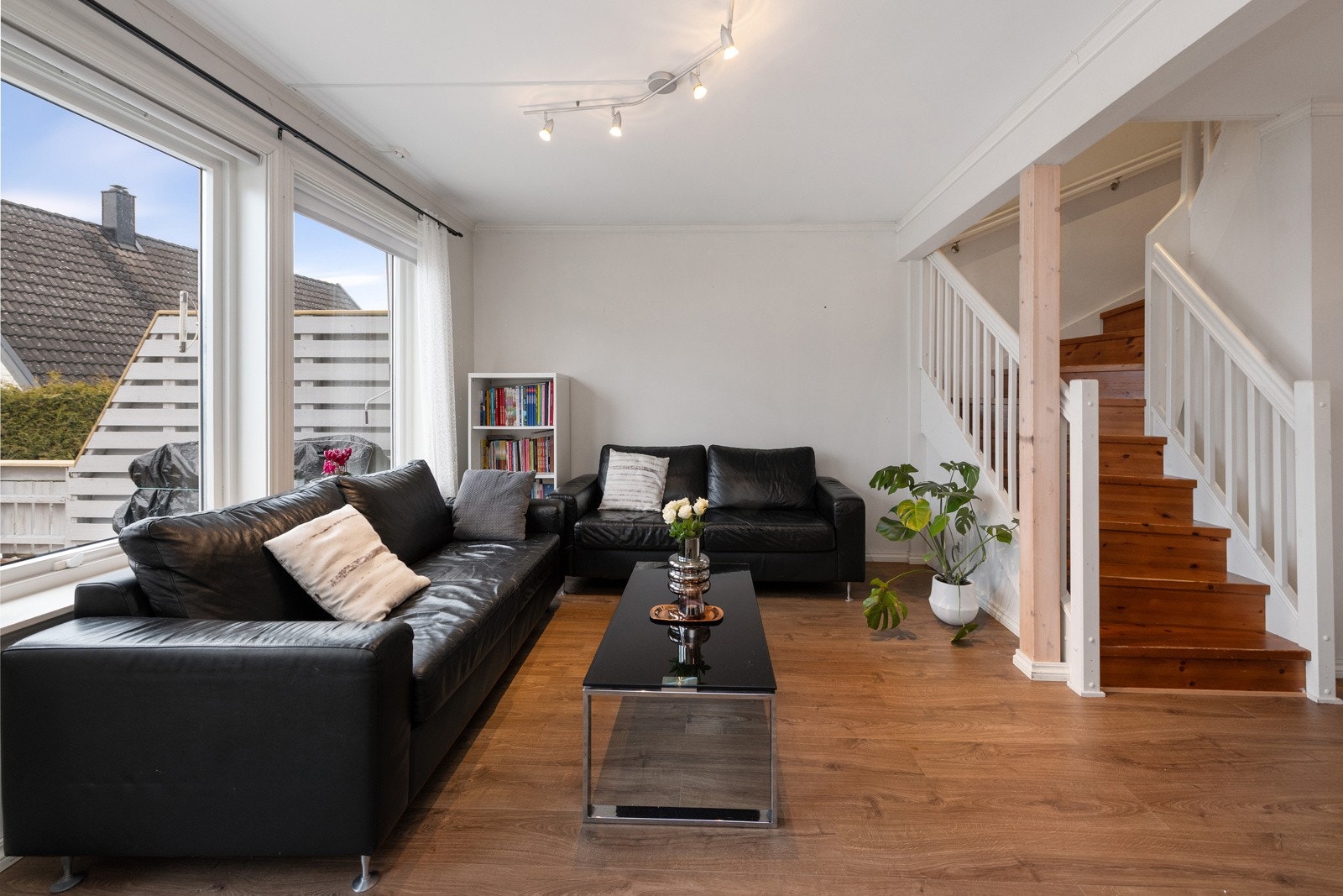 Trapp fra stue opp til 2. etasje Galleribilde