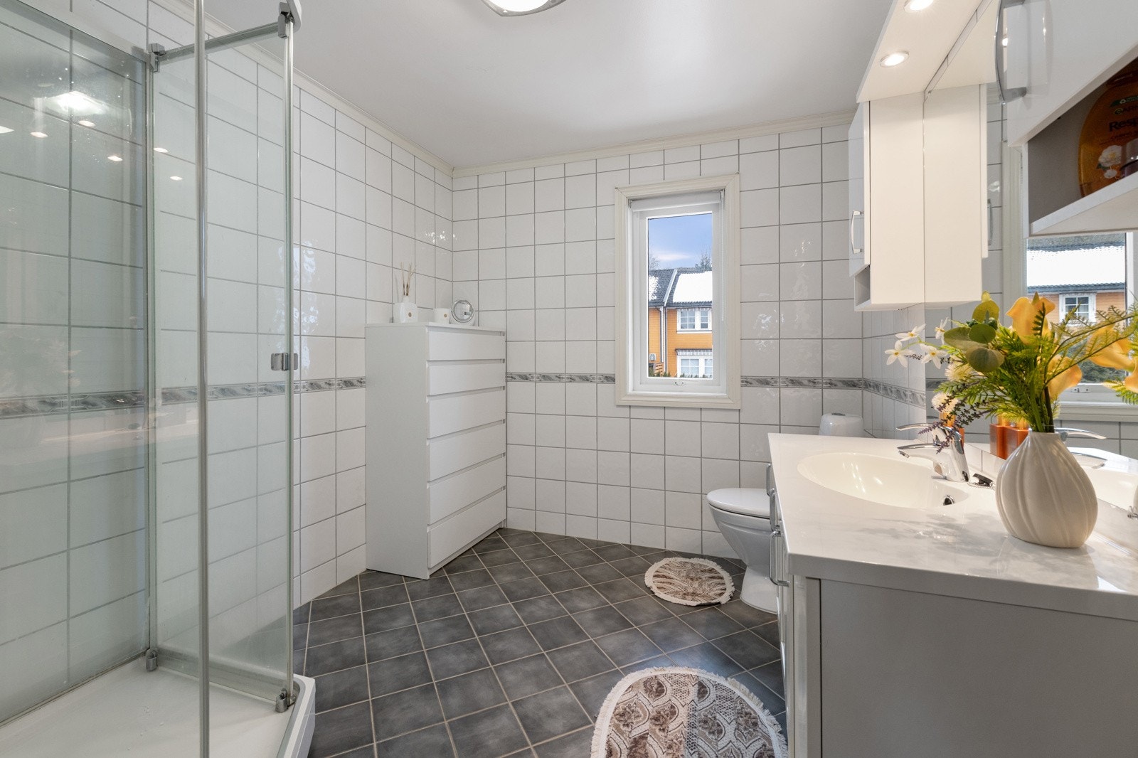 Bad i 2. etasje med fliser på gulv og vegger. Varmekabler i gulv. Galleribilde