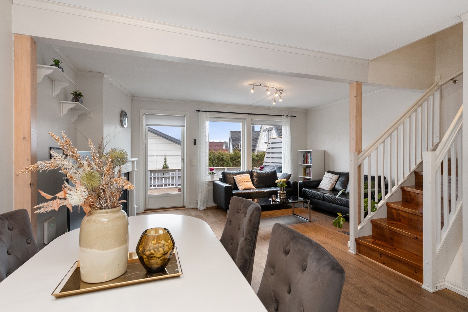 Luftig stue med nytt laminatgulv. Malte vegger. Galleribilde