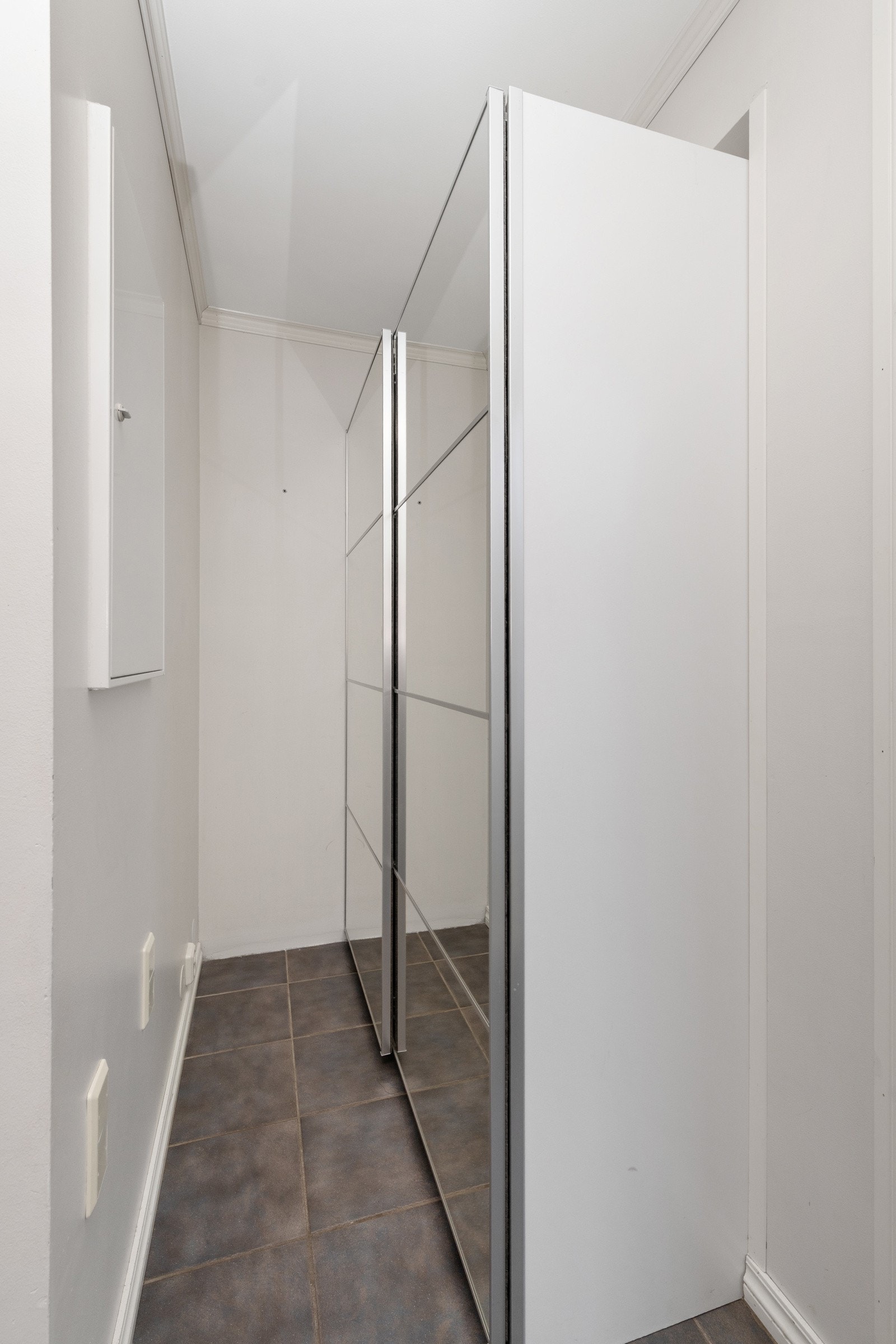 Stor skyvedørsgarderobe for sko og yttertøy Galleribilde