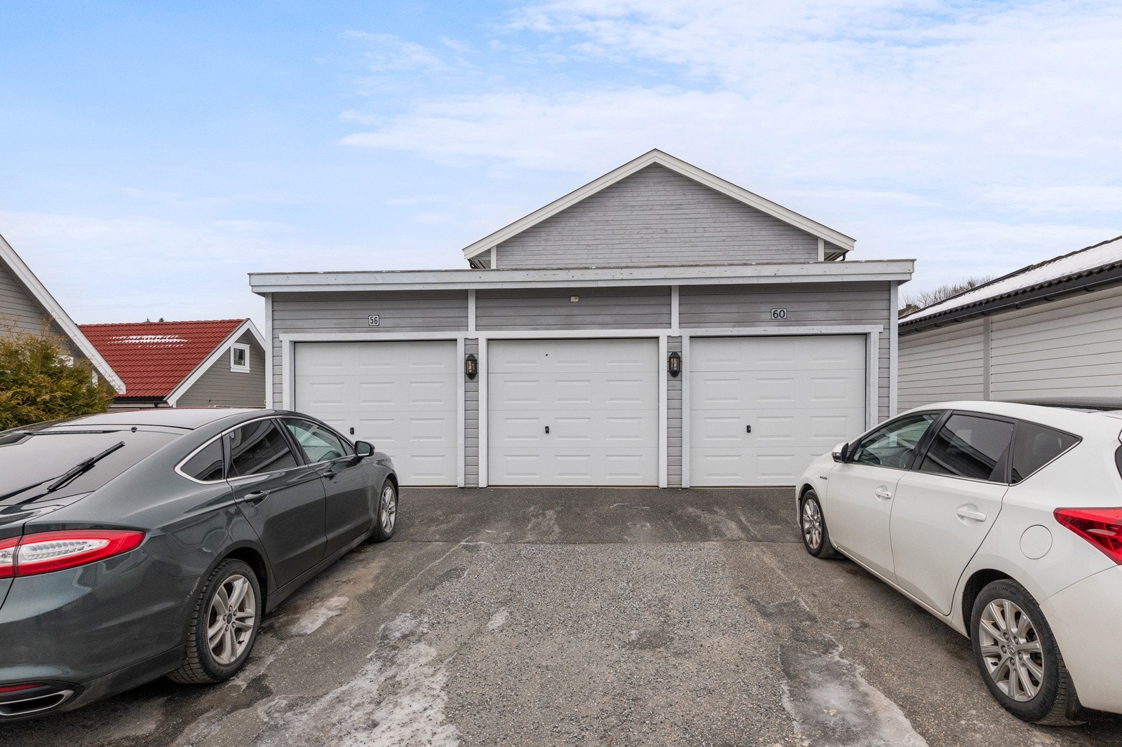 Garasjen ligger rett ved boligen Galleribilde