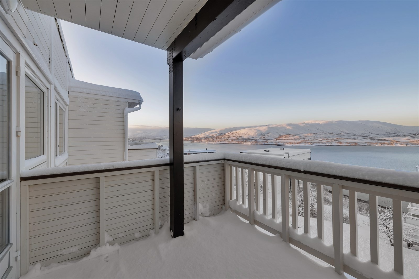 Gode solforhold og storslått utsikt mot Kvaløya Galleribilde