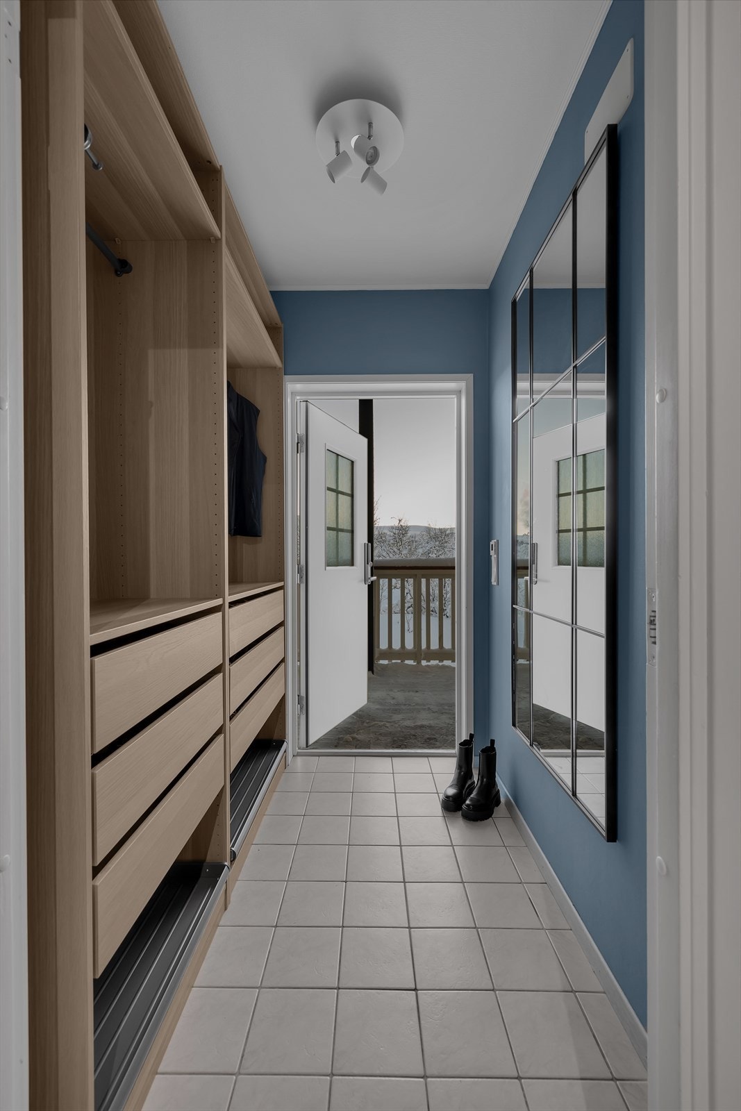 Praktisk PAX garderobeskap i entré Galleribilde