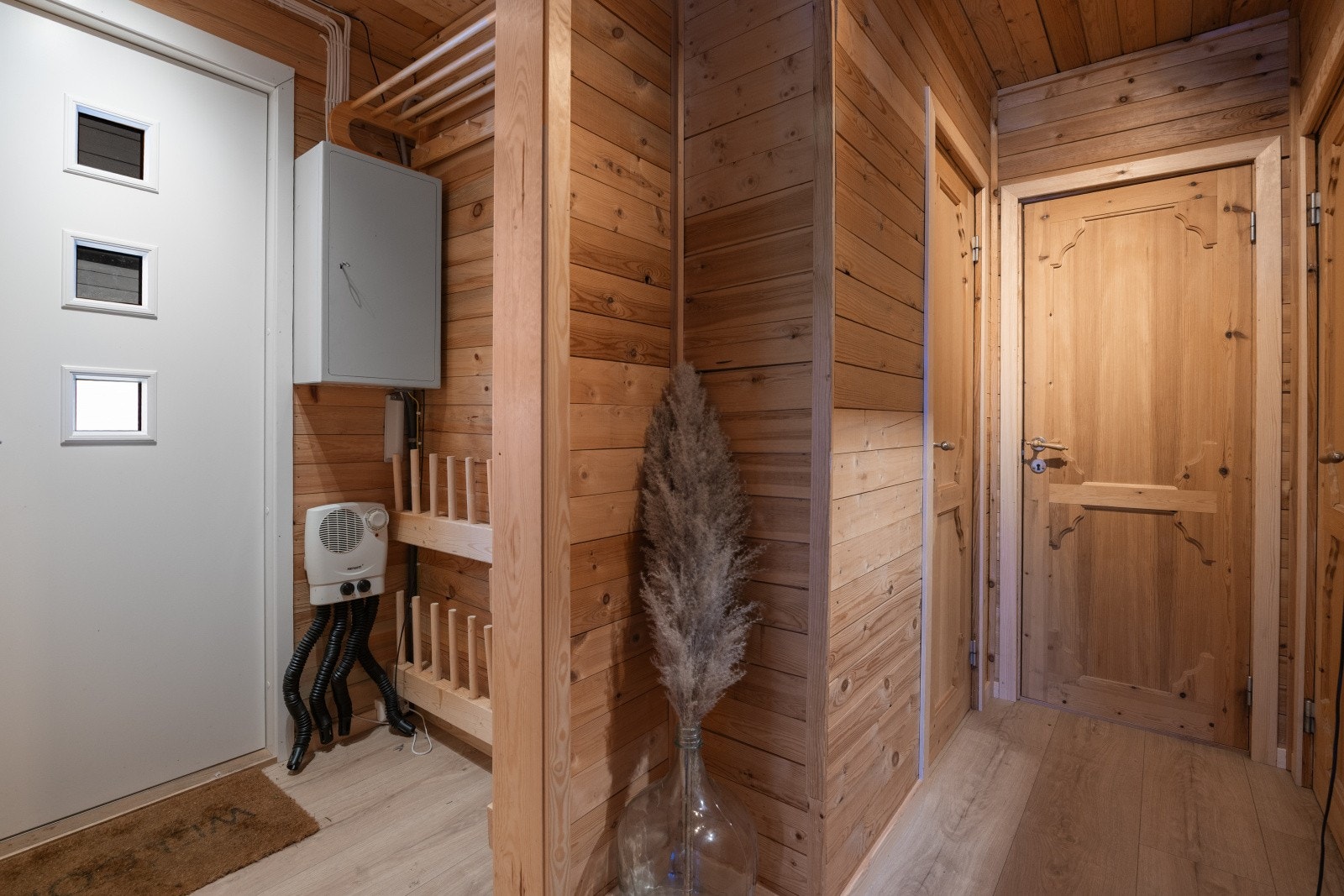 Flere innvendige fyllingsdører i furu gir en gjennomgående stil. Galleribilde