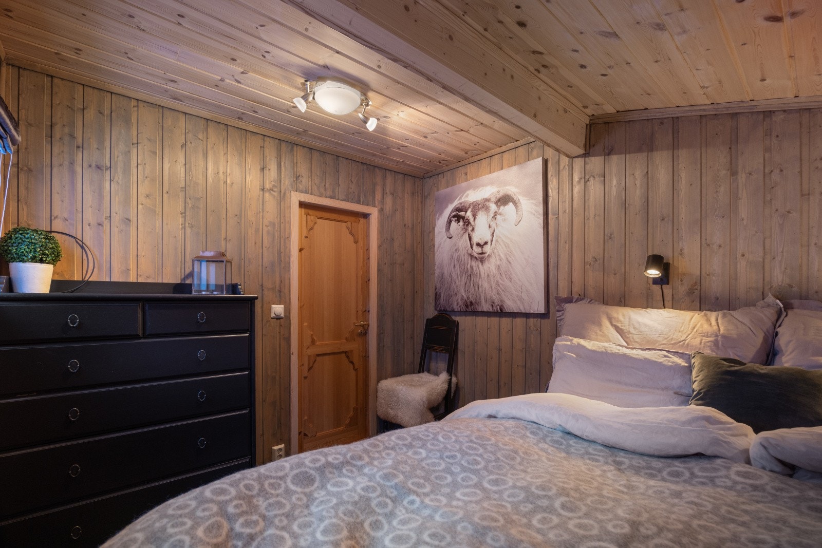 Panelvegger og tak i tre gir rommet et varmt preg. Galleribilde