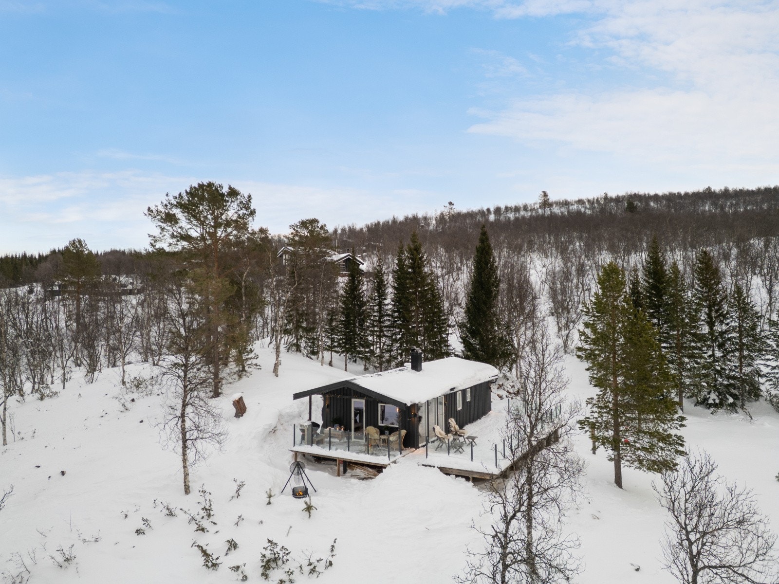 Terrassen er bygget i impregnert trevirke og har glassrekkverk. Galleribilde