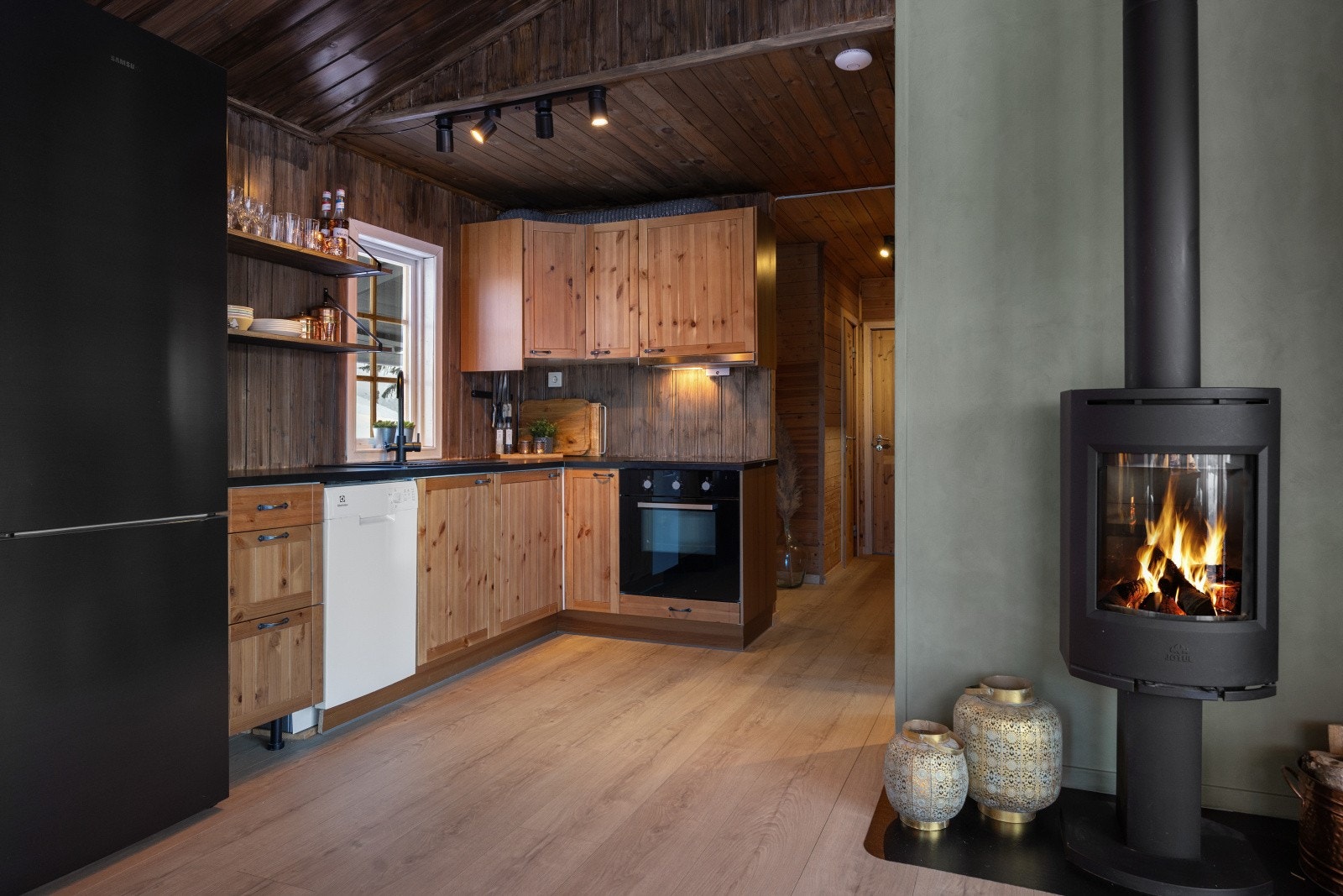 Kjøkkenet er utstyrt med integrert oppvaskmaskin, komfyr og koketopp. Galleribilde