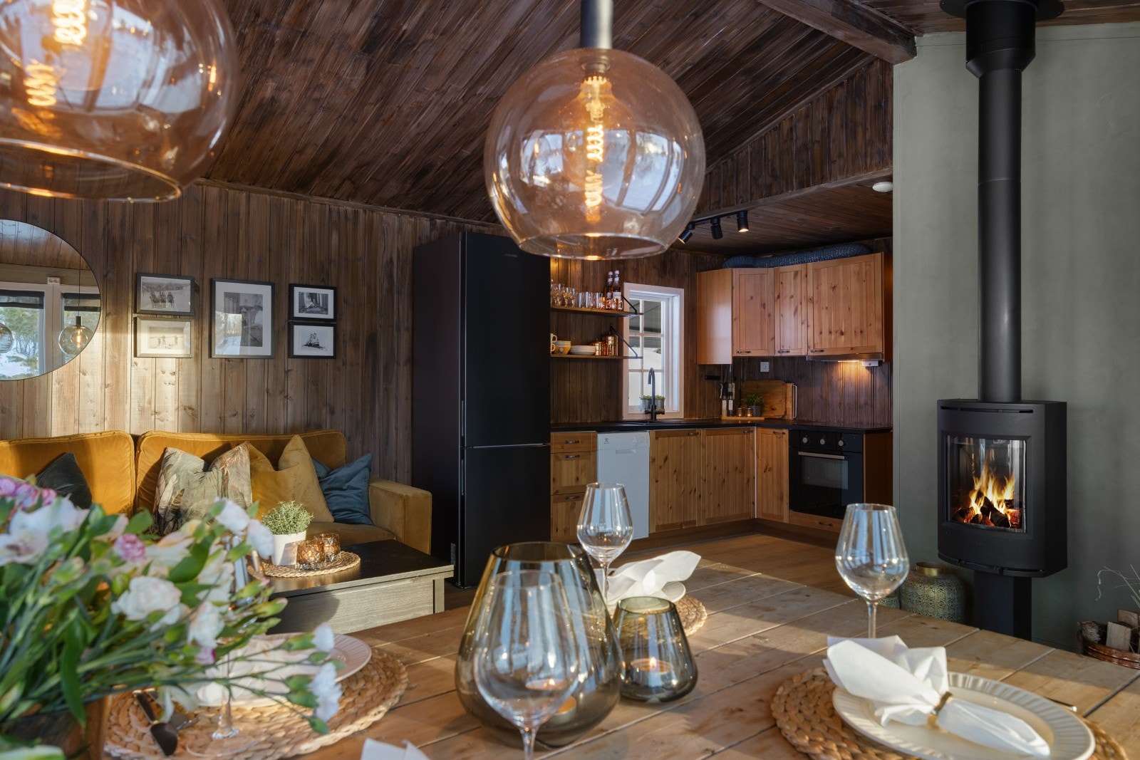 Spiseplassen er strategisk plassert ved store vinduer for å maksimere lysinnslipp. Galleribilde