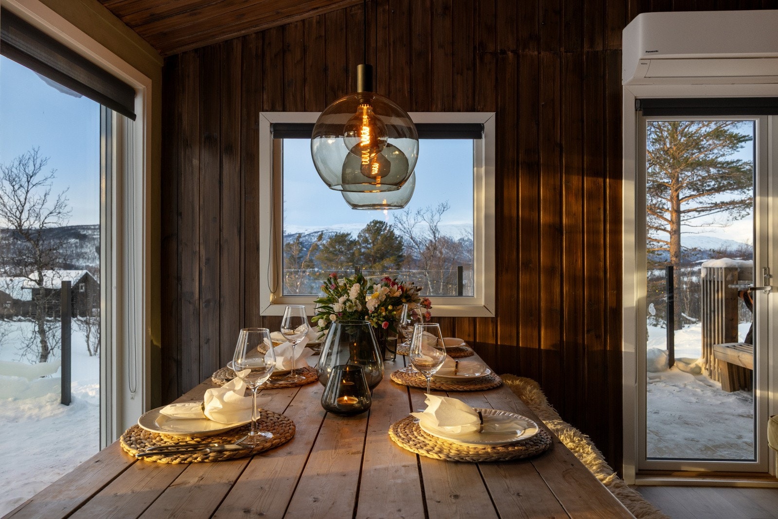 Over verandadøren er det montert en praktisk varmepumpe. Varmepumpe gir økt komfort og lavere strømkostnader. Varmer vinterstid, kjøler sommerstid. Galleribilde