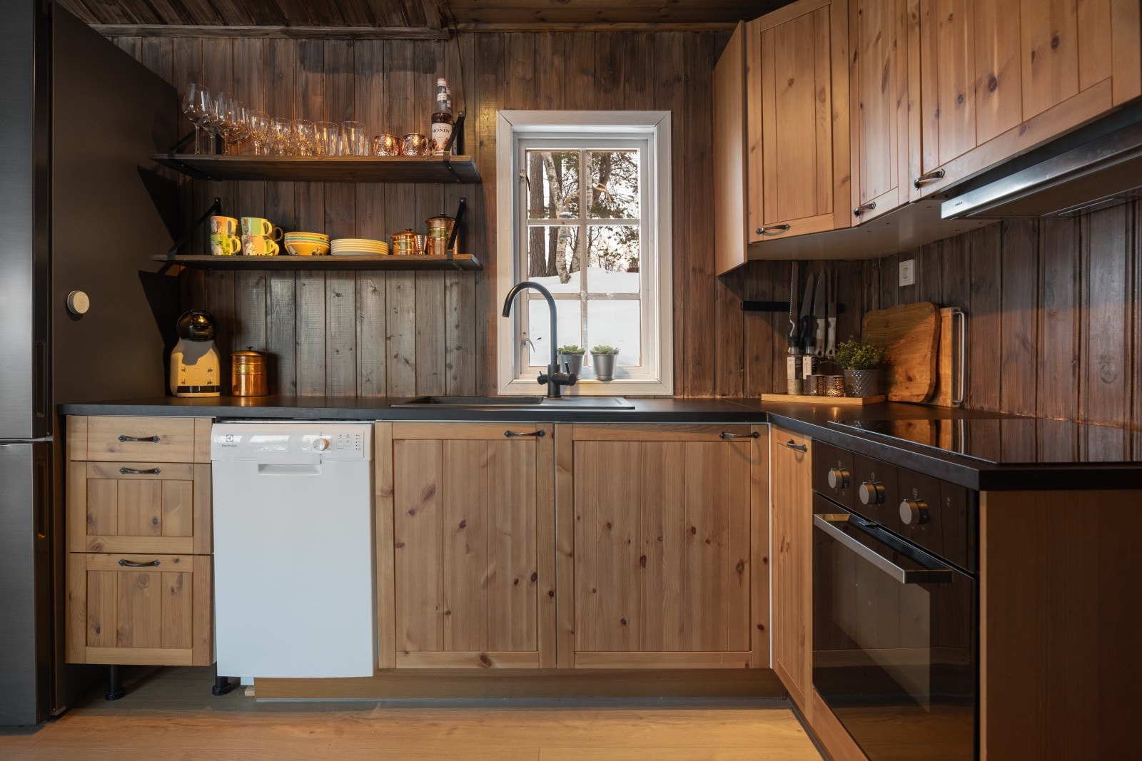 Kjøkkenet har laminatbenkeplate med nedfelt oppvaskkum. Galleribilde