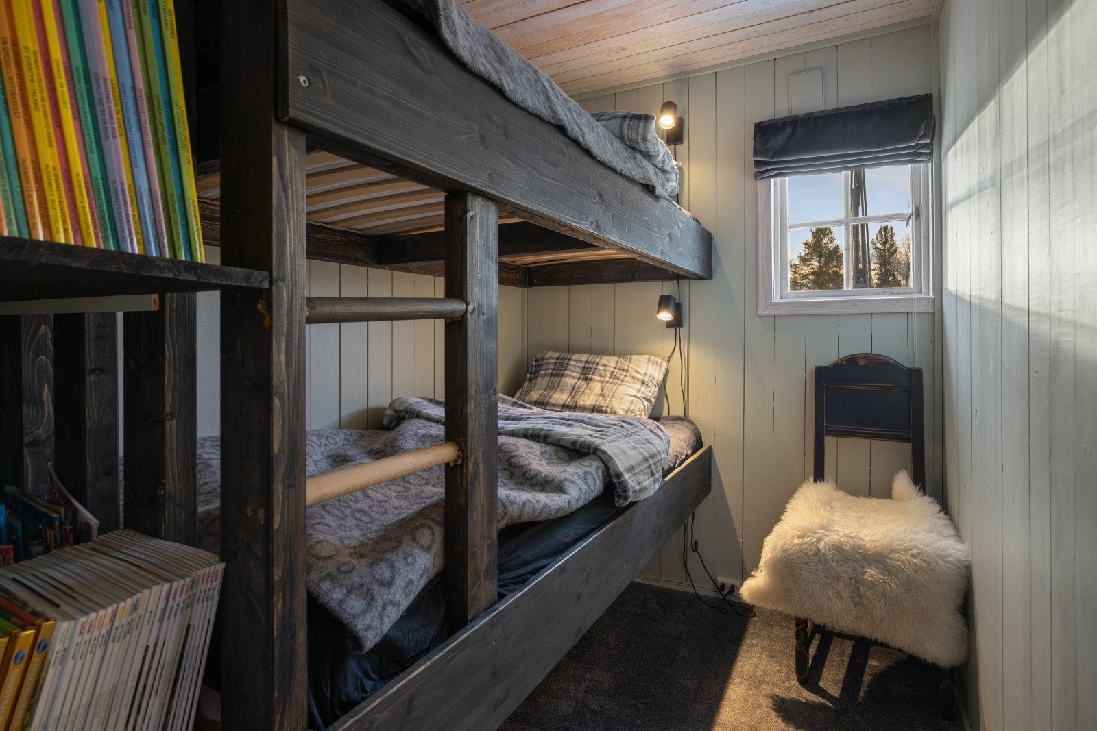 Et lyst rom med trepanel og køyeseng gir plass til flere. Galleribilde