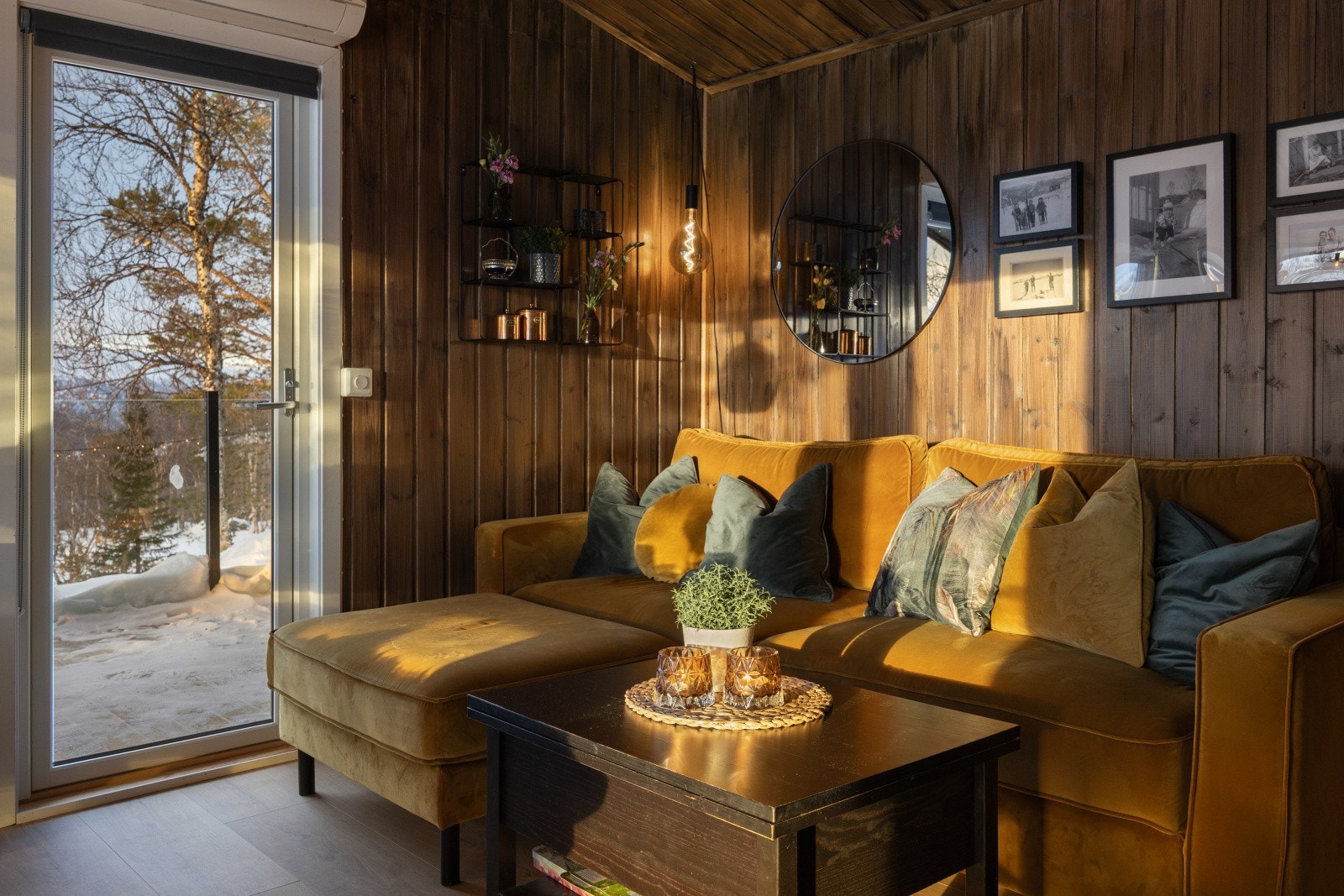 Sofaområdet er plassert ved siden av en utgang til terrasse. Galleribilde