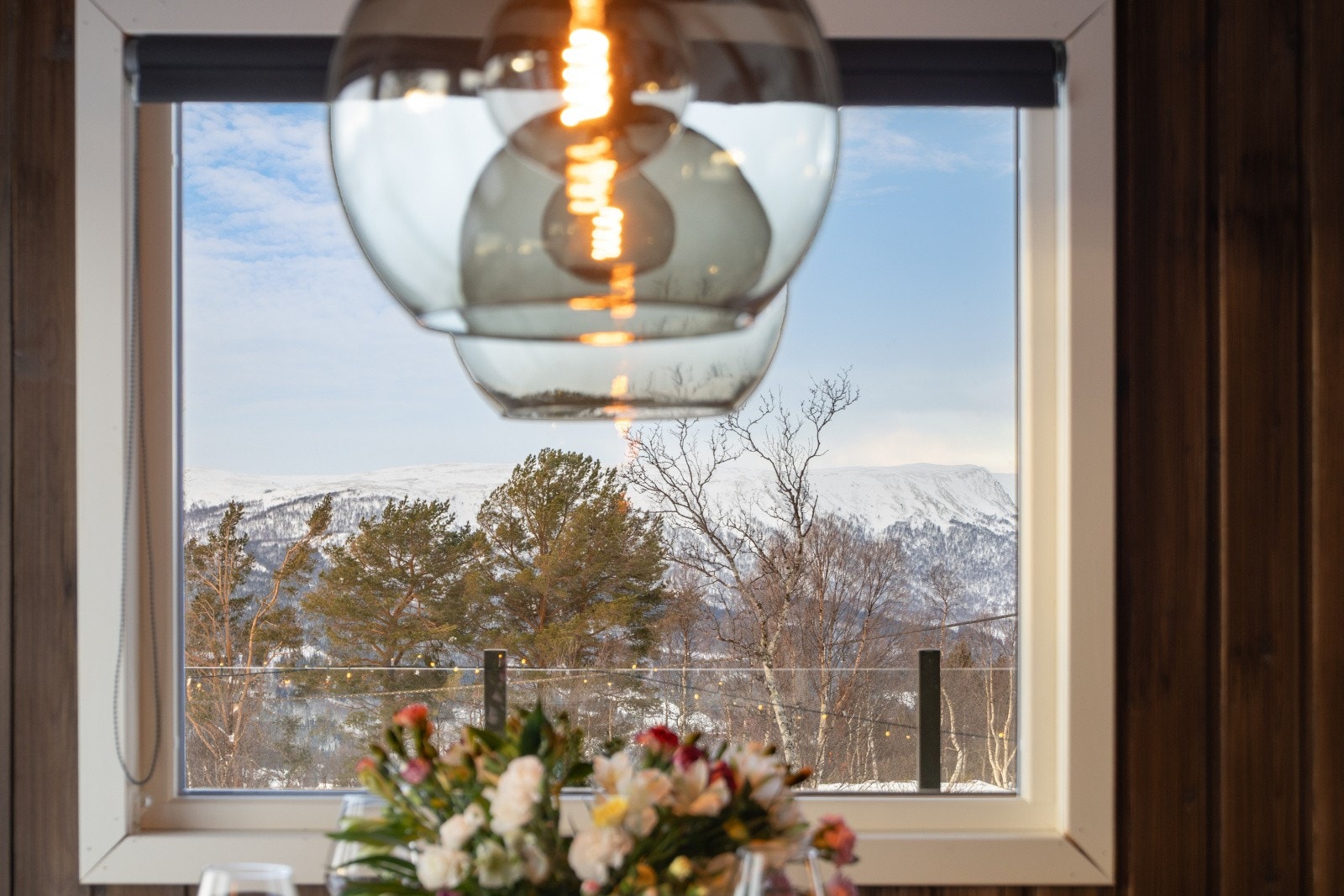 Store vindusflater gir utsyn mot naturskjønt landskap. Galleribilde