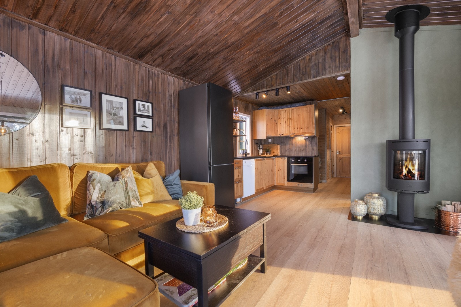 På stuen er det montert en flott, rentbrennede vedovn som gir god stemning og fin innetemperatur på kjølige høst- og vinterkvelder. Galleribilde