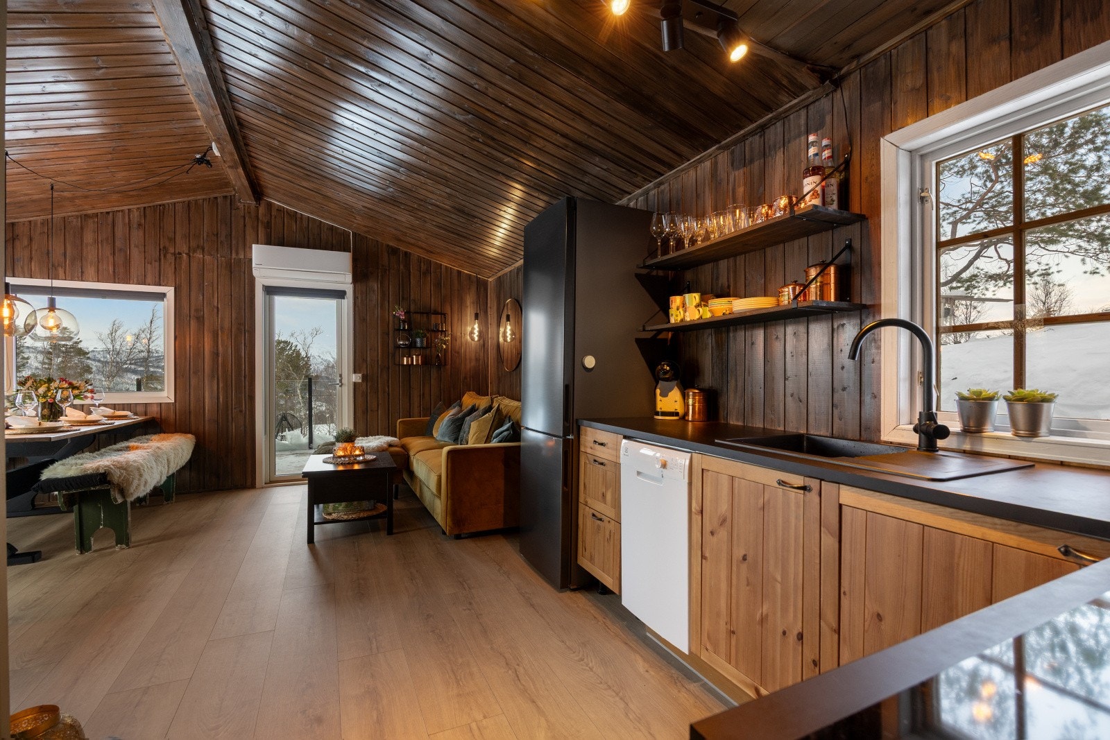 Kjøkkenet har god oppbevaringsplass med åpne hyller og skap. Galleribilde