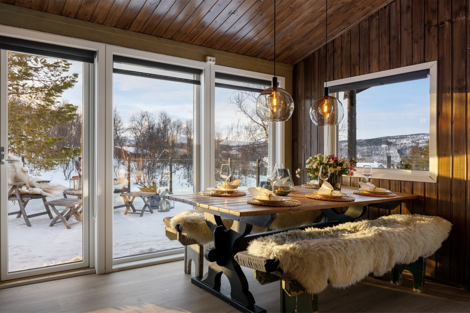 Spiseplassen har store vinduer som gir flott utsikt til uteområdet. Galleribilde