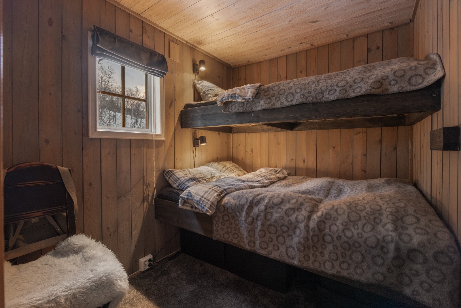 Kompakte trevegger og takpanel skaper en lun atmosfære. Galleribilde