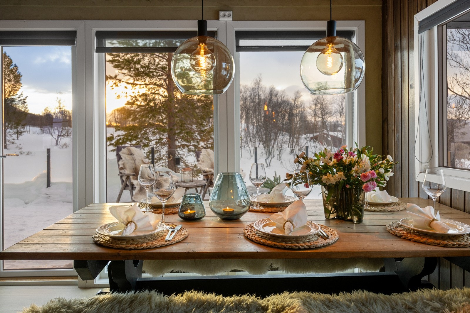 Dekorativ belysning over spisebordet gir en varm atmosfære. Galleribilde