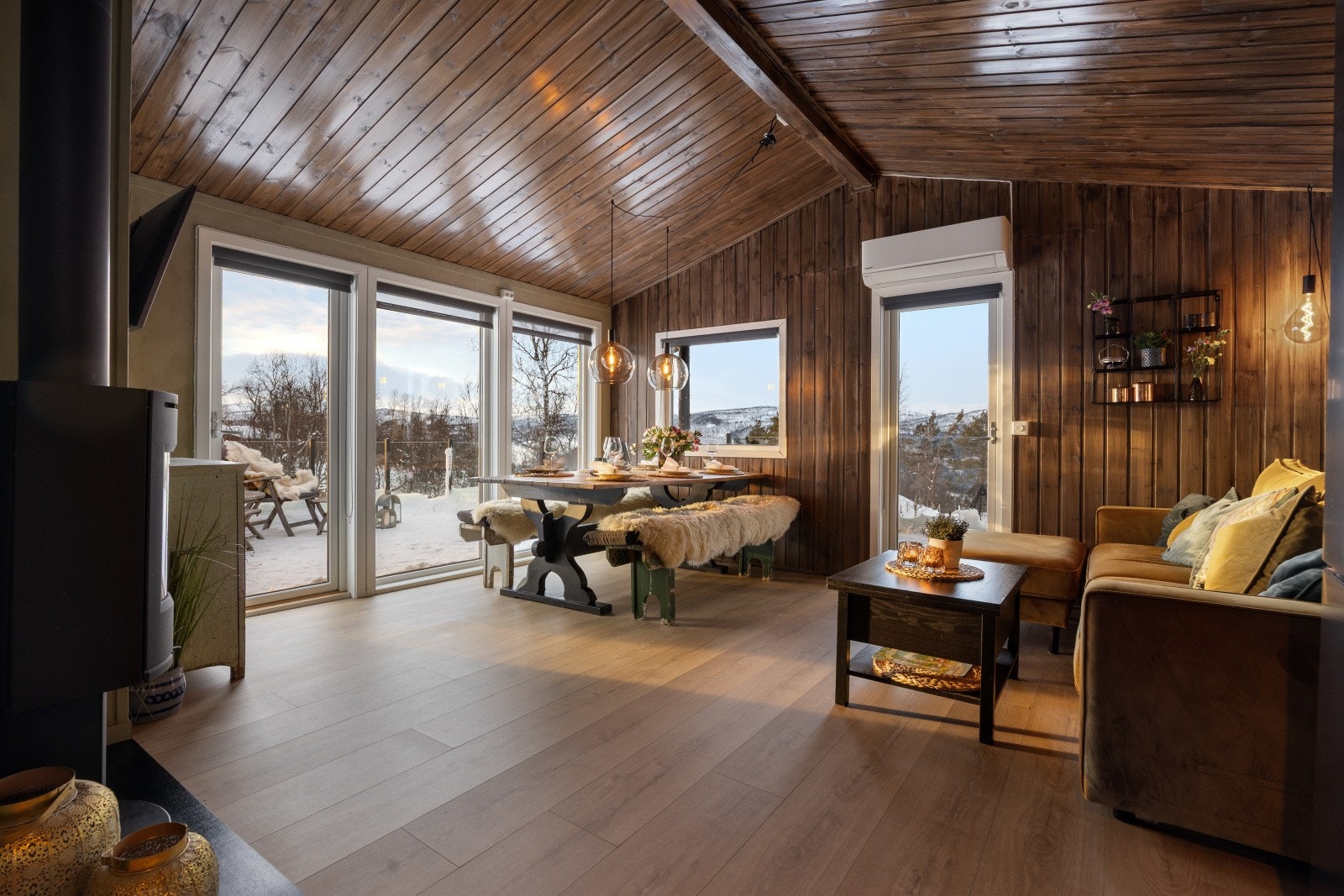 Store vindusflater gir flott utsyn mot det naturskjønne landskapet. Galleribilde