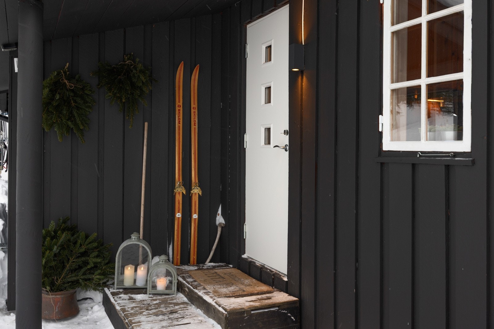 Hovedinngangen har en malt kompakt ytterdør med 2-lags glass, og det er montert utelys ved siden av døren. Galleribilde