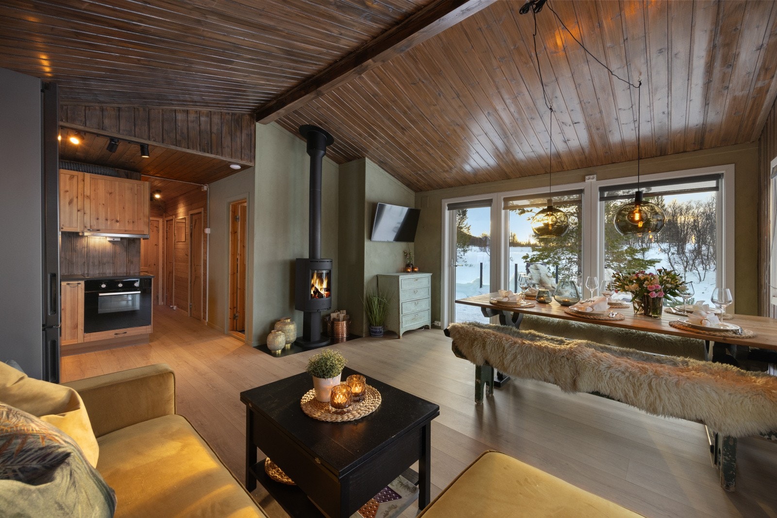 Åpen løsning mellom stue og kjøkken skaper en romslig følelse. Galleribilde