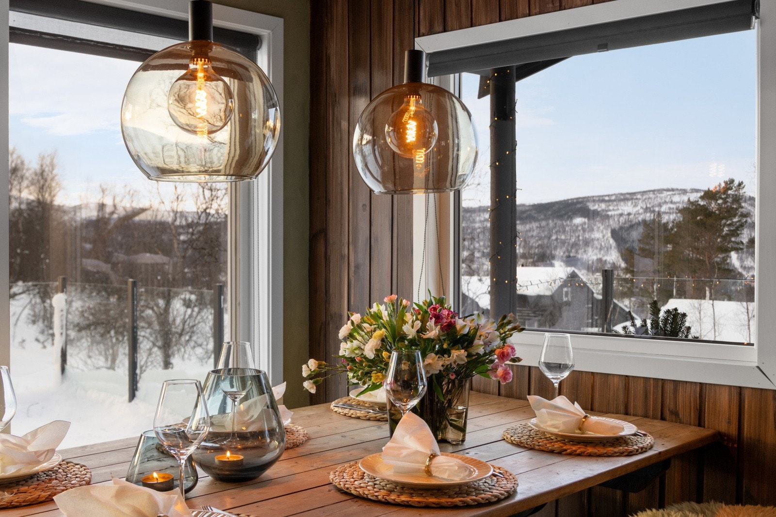 Detaljer i spiseområdet fremhever utsikten gjennom store vinduer. Galleribilde