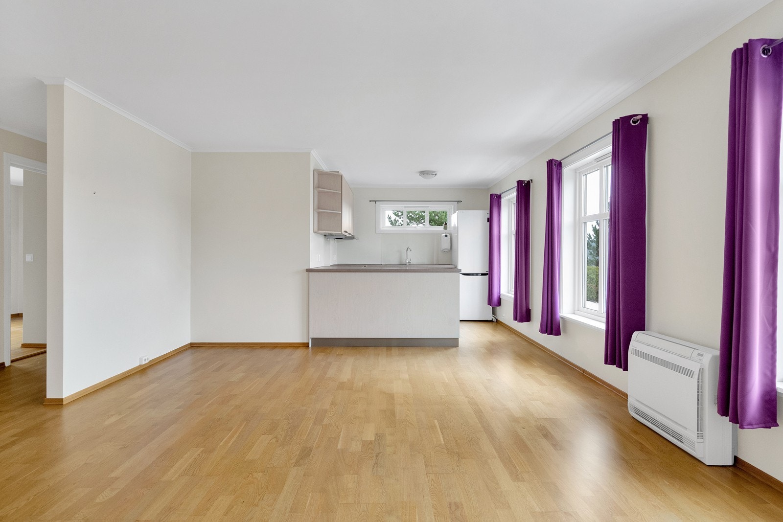 Kjøkken/spisestue med god plass til spisebord. Varmepumpe er montert i stue. Galleribilde