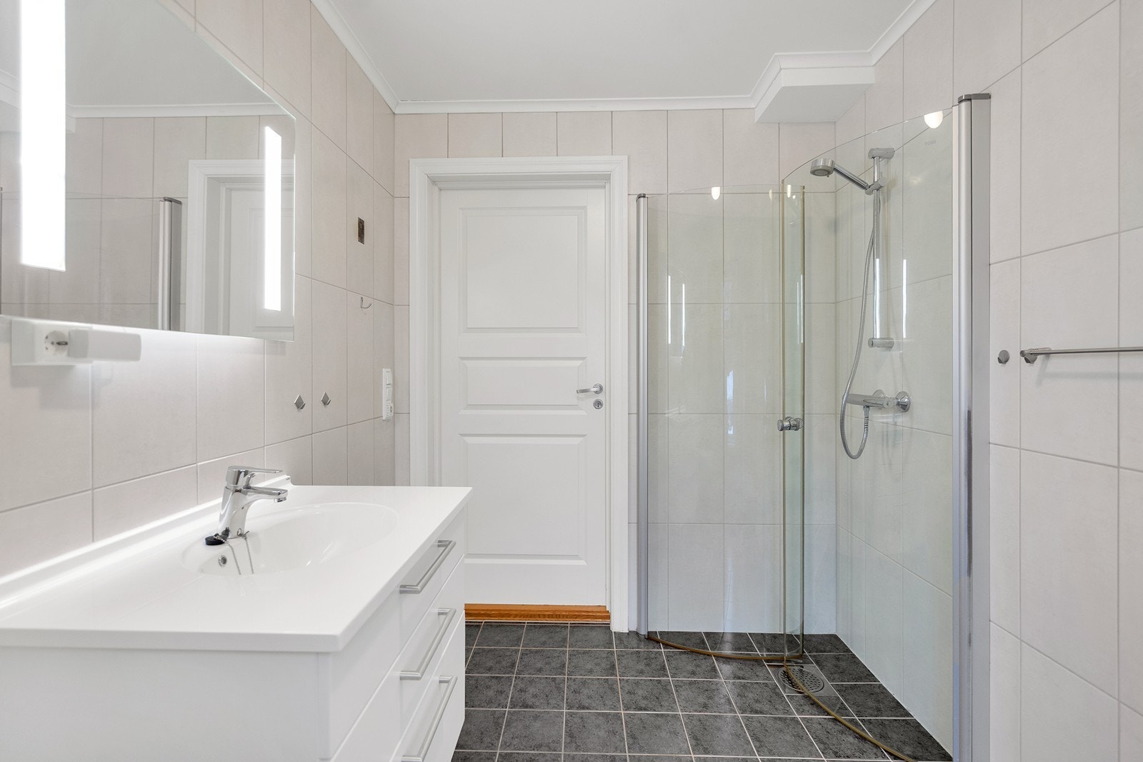 Flott bad med toalett, servant og dusjhjørne. Galleribilde