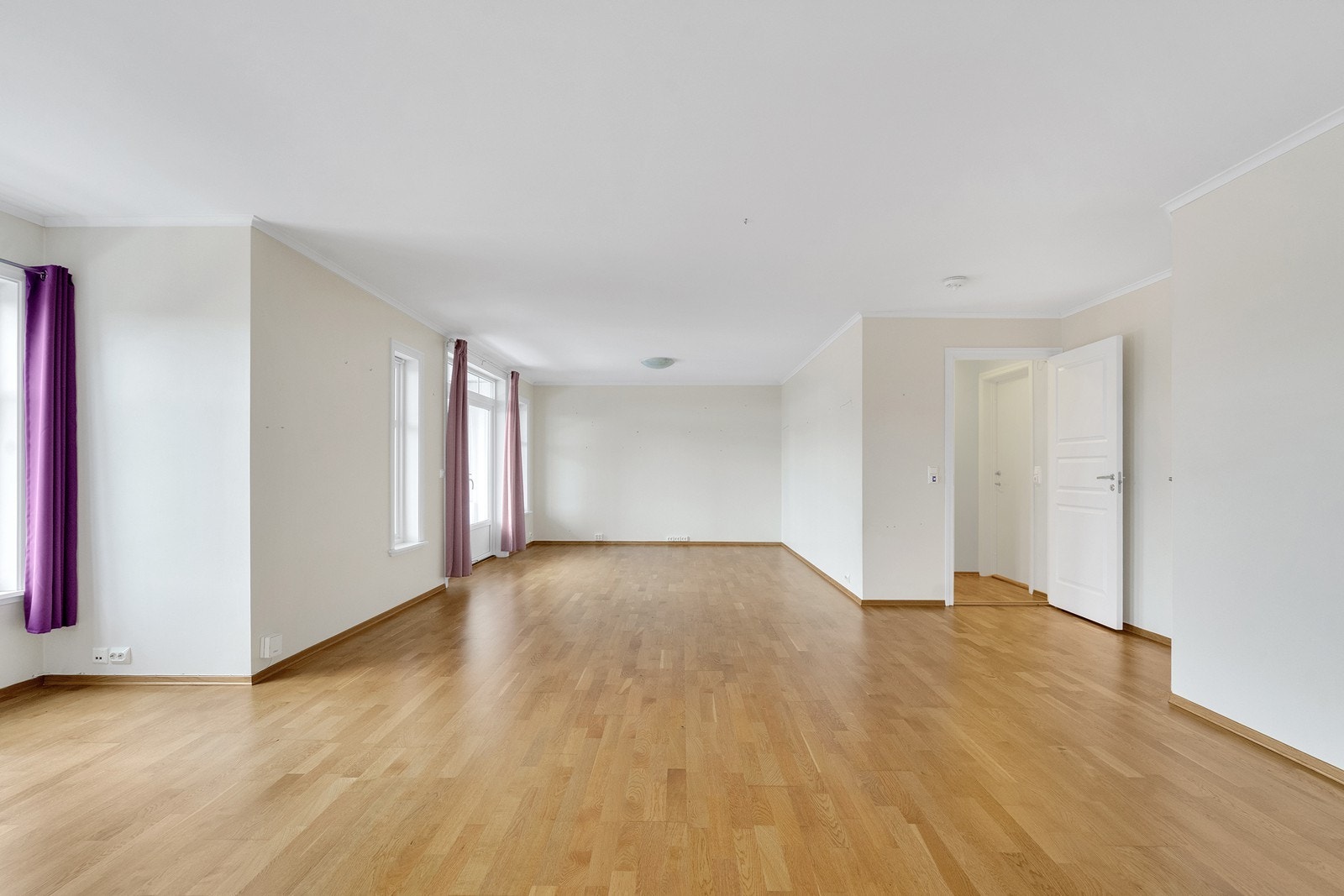 Godt med vinduer gjør at leiligheten slipper inn godt med dagslys. Galleribilde