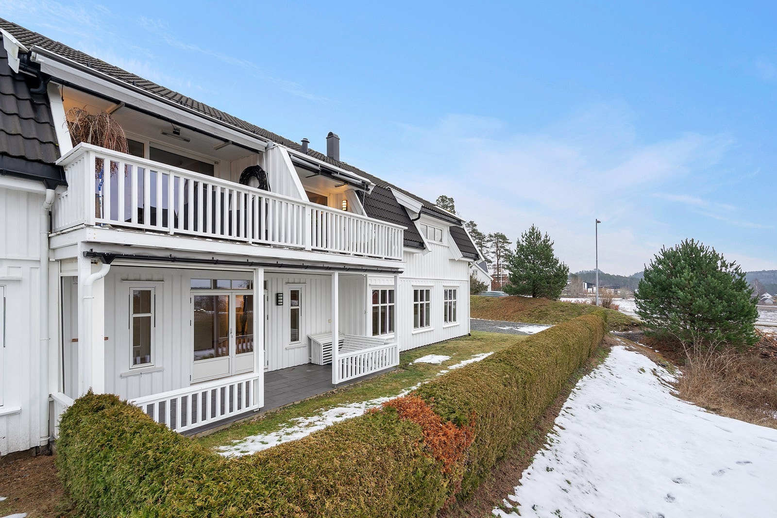 Fra stue er det utgang til terrasse hvor du kan nyte lange dager med sol. Galleribilde