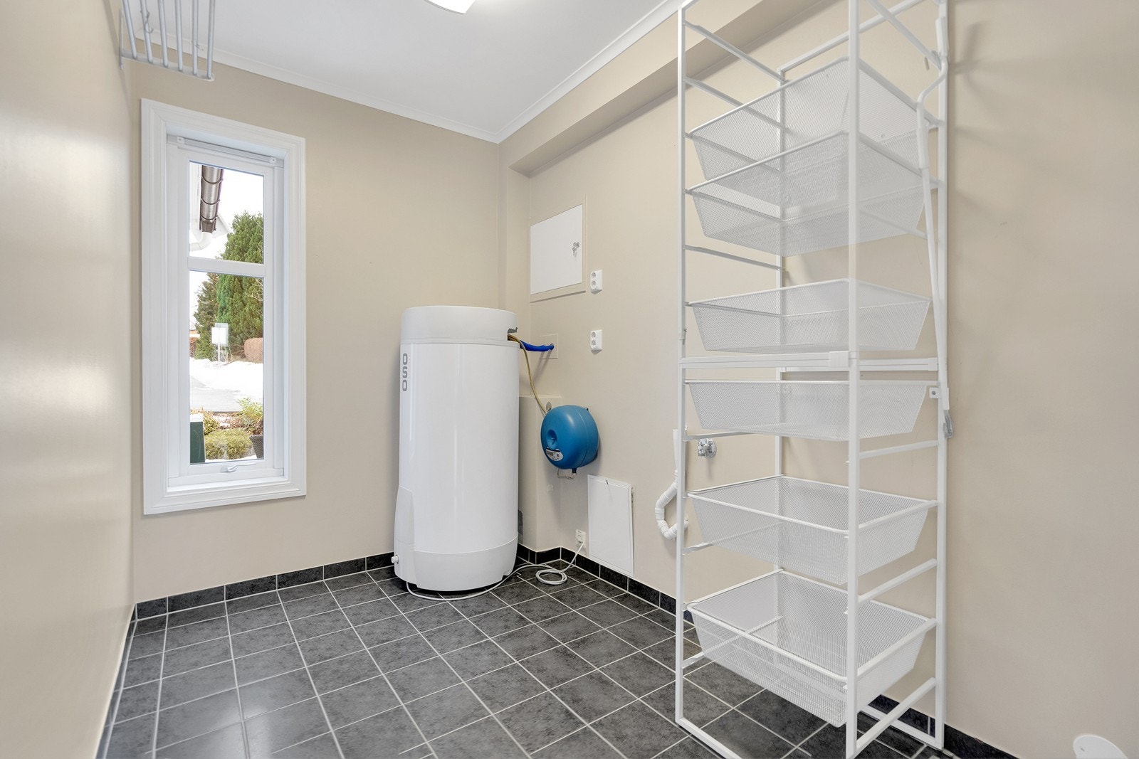 Praktisk vaskerom/bod med fliser. Galleribilde