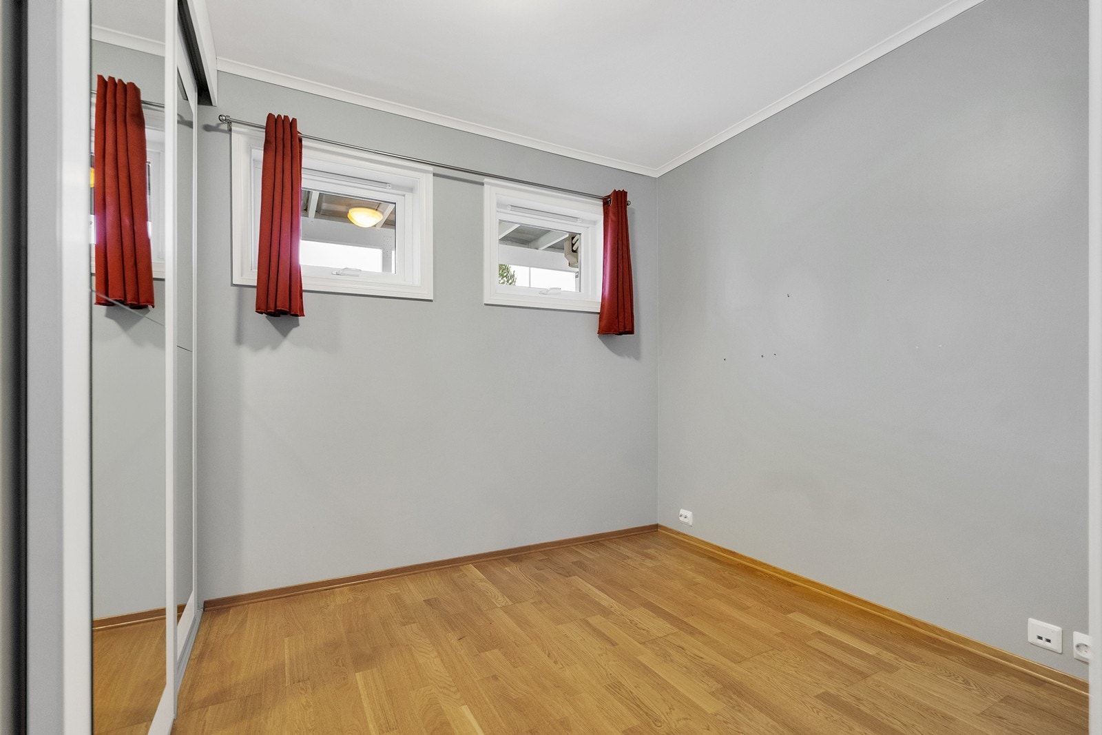 Soverom 1 med garderobeskap. Galleribilde