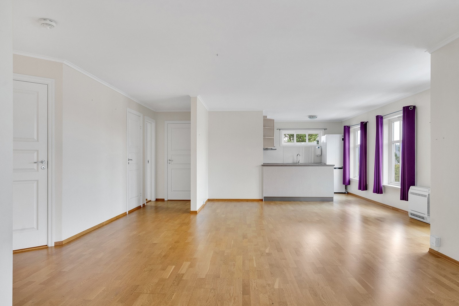 Stuen er romslig og gir mange muligheter for møblering. Galleribilde