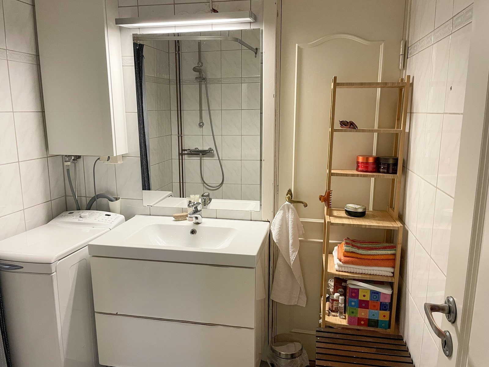 Bad med vaskemaskin Galleribilde