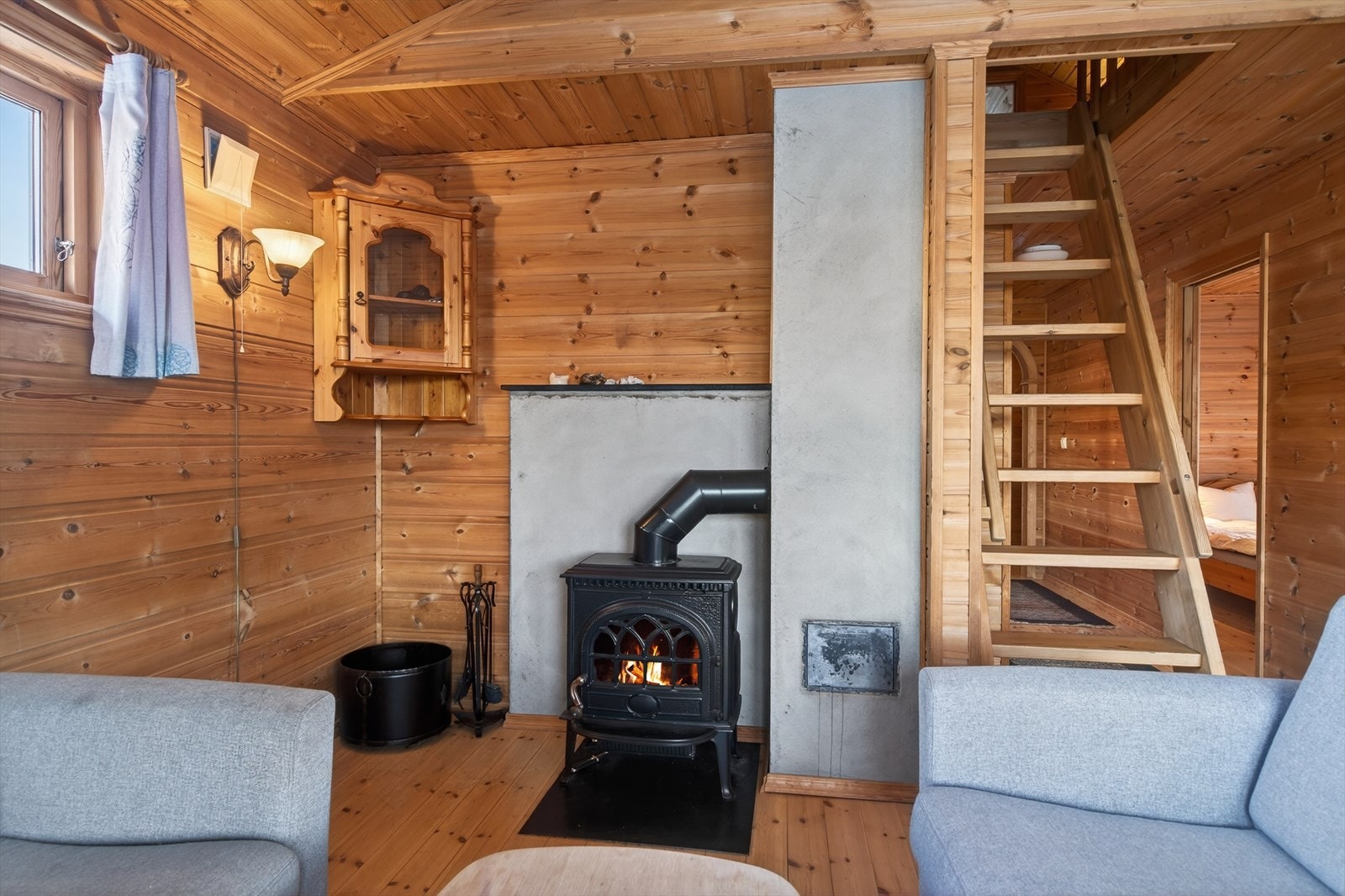 Det er installert både vedovn og varmepumpe i hytten Galleribilde