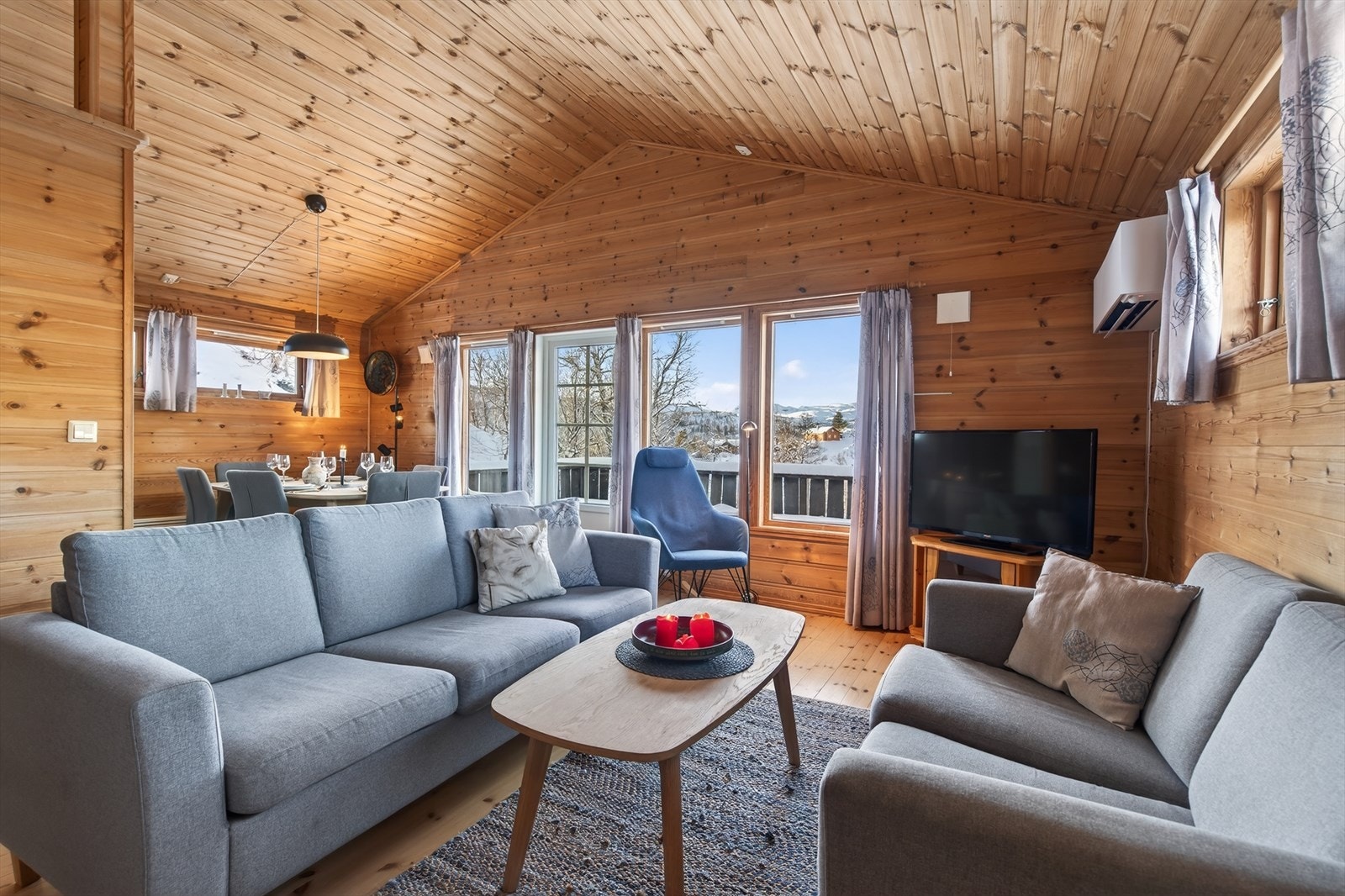 Stue med åpen kjøkkenløsning og utgang til vestvendt terrasse Galleribilde