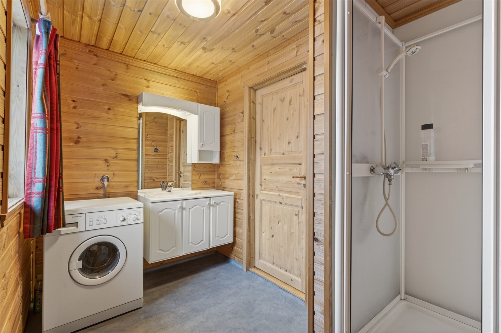 Bad med dusjkabinett, toalett og baderomsseksjon. Vaskemaskin medfølger. Varmekabler i gulv. Galleribilde