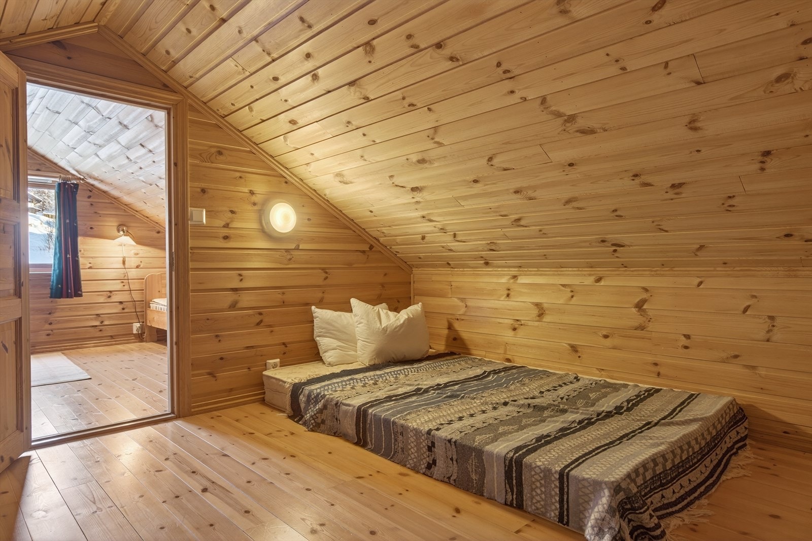 Areal på hems har ikke målbart areal pga lav himlingshøyde. Arealet her er ikke medtatt i oppgitt areal. Galleribilde