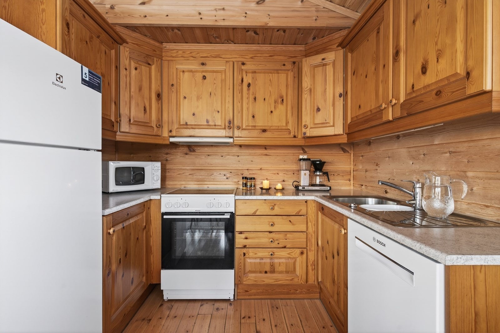 Kjøkken med med god oppbevaringsplass - Hvitevarer medfølger Galleribilde