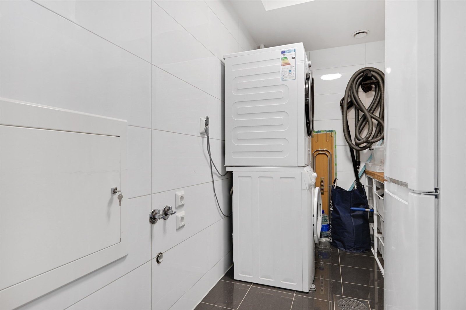 Eget vaskerom/bod som gir verdifull ekstra lagringsplass og bidrar til en ryddig og praktisk hverdag. Galleribilde